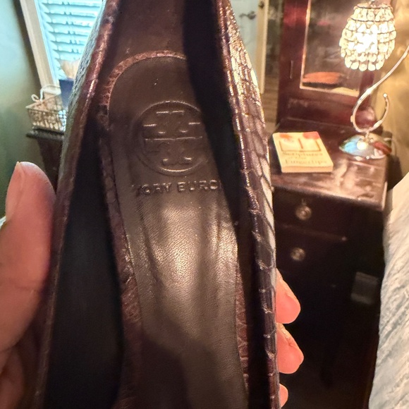 Tory Burch platform snake skin burgundy heels - Picture 6 of 6